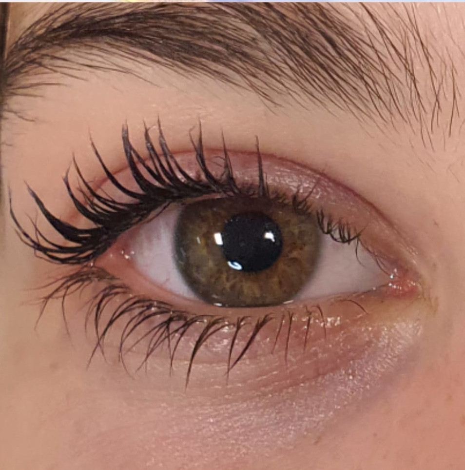 Professionele wenkbrauw en wimper behandeling bij NU by Caroline