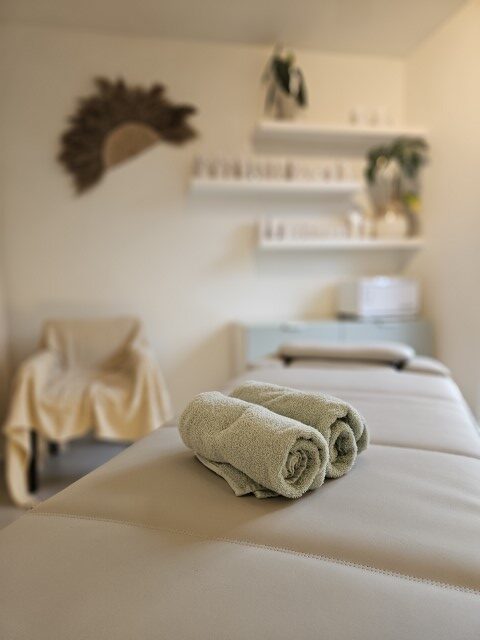 Gelaatsverzorging behandelruimte bij NU by Caroline